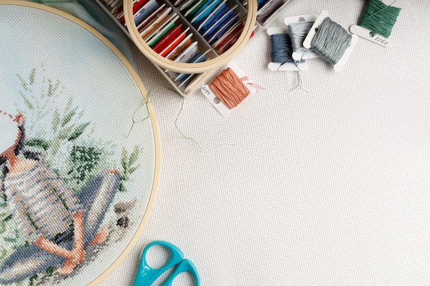 Zestaw do haftu na stole